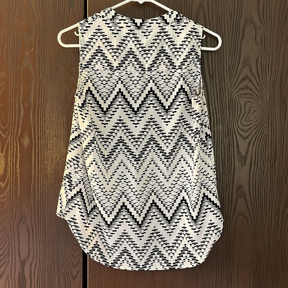 Collective Concepts sleeveless white and black patterned top. Size XSP - Picture 7 of 9